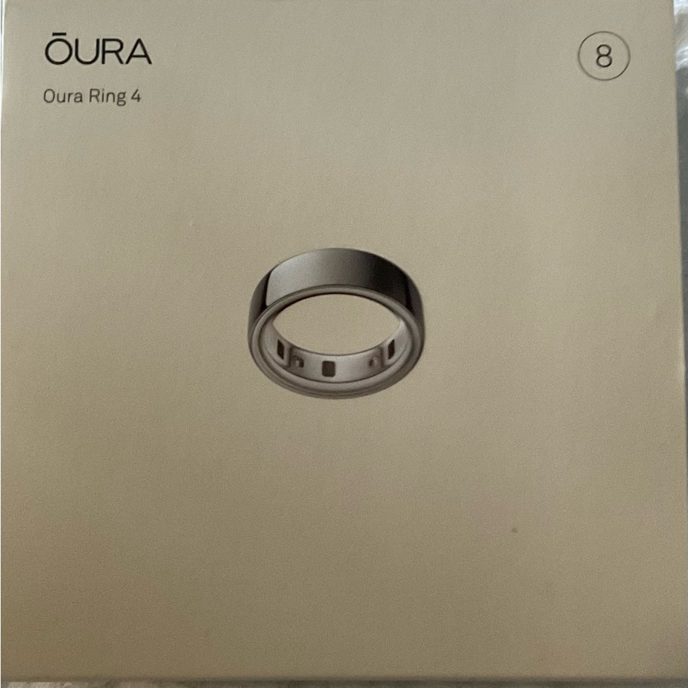 Oura Ring 4 in Sleek Silver